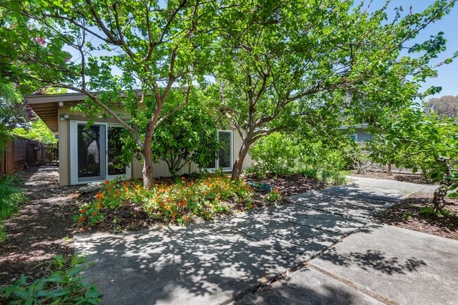 Building Photo - 4 Bed / 2 Bath Welcoming Midtown Palo Alto...