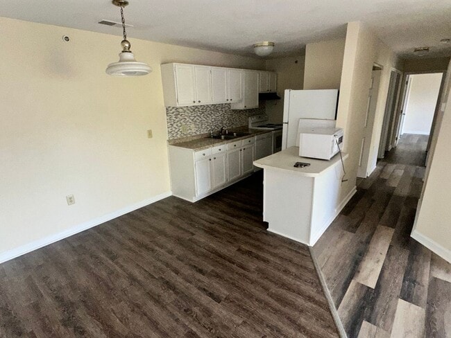Building Photo - FALL SPECIAL-1/2 Off 2nd Mo! Lovely Condo,...