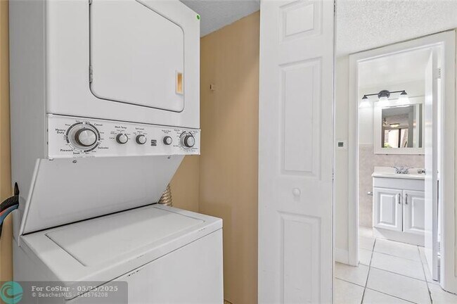 Building Photo - 3550 Blue Lake Dr
