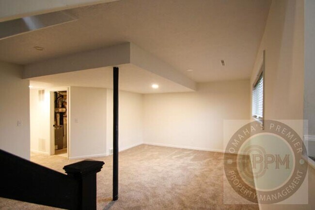 Building Photo - Spacious 4-bedroom, 3-bath home in Omaha