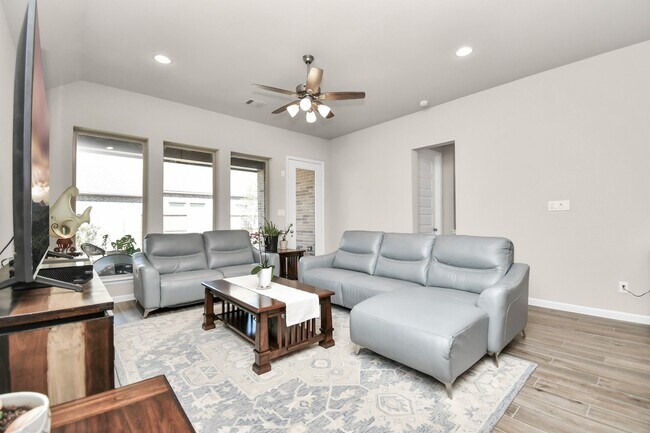 Building Photo - 5043 Morrison Dr