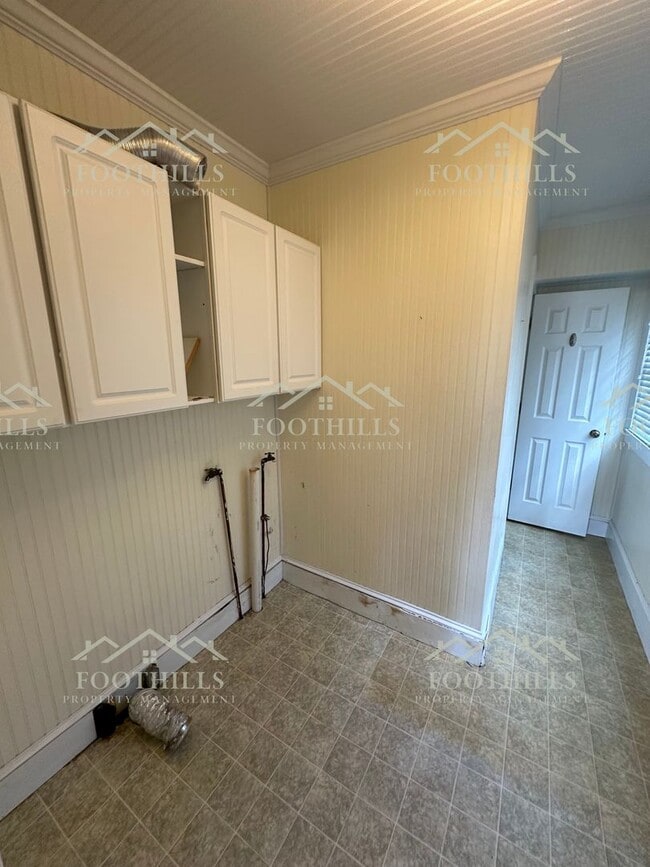 Building Photo - Beautifully updated cottage! 3-Bedroom/2-B...