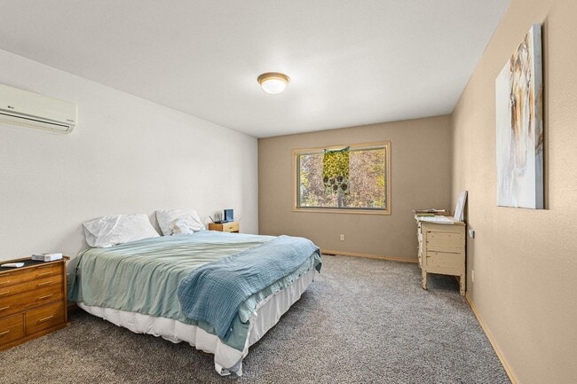 Building Photo - 1005 N 3rd St E