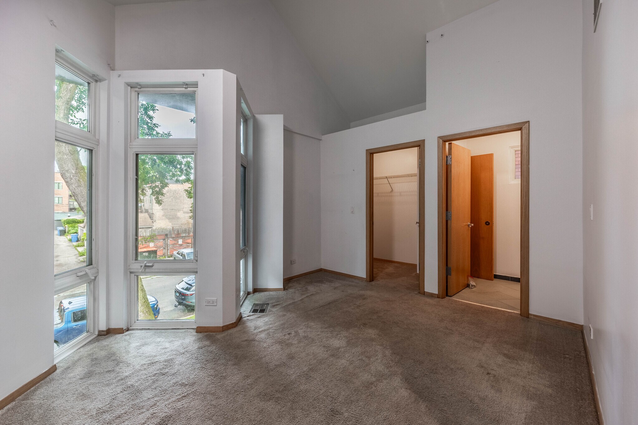 Building Photo - 1049 N Winchester Ave