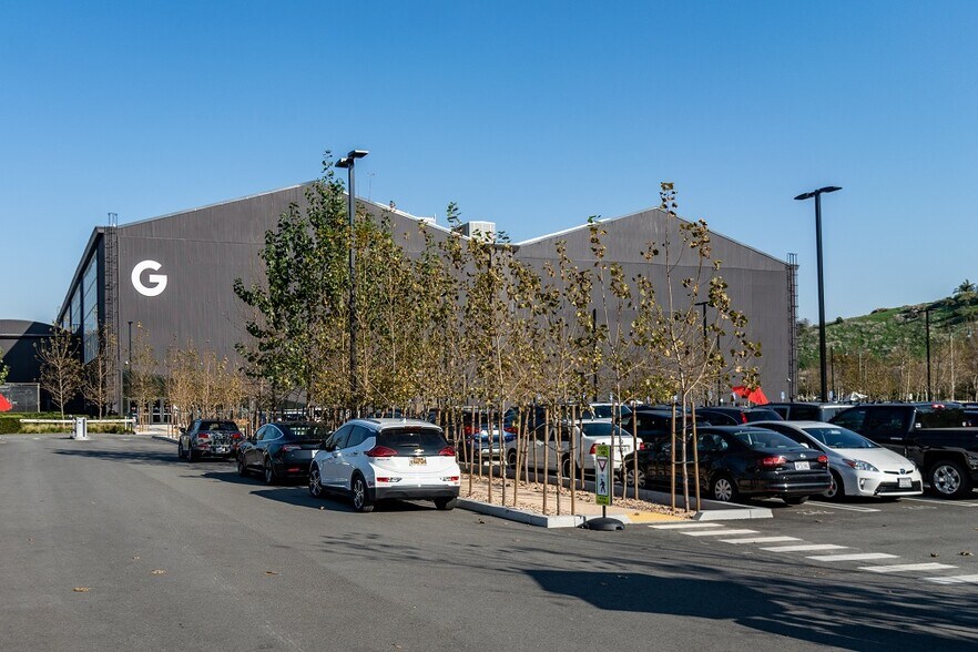 Building Photo - 5350 Playa Vista Dr