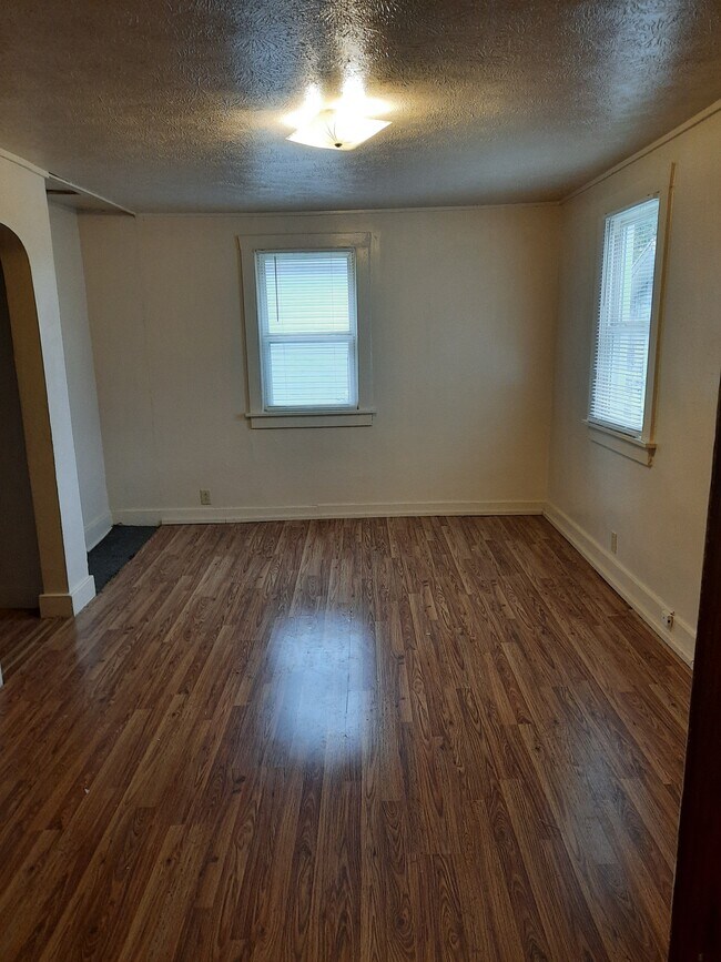 Building Photo - 1516 N Farmer Ave