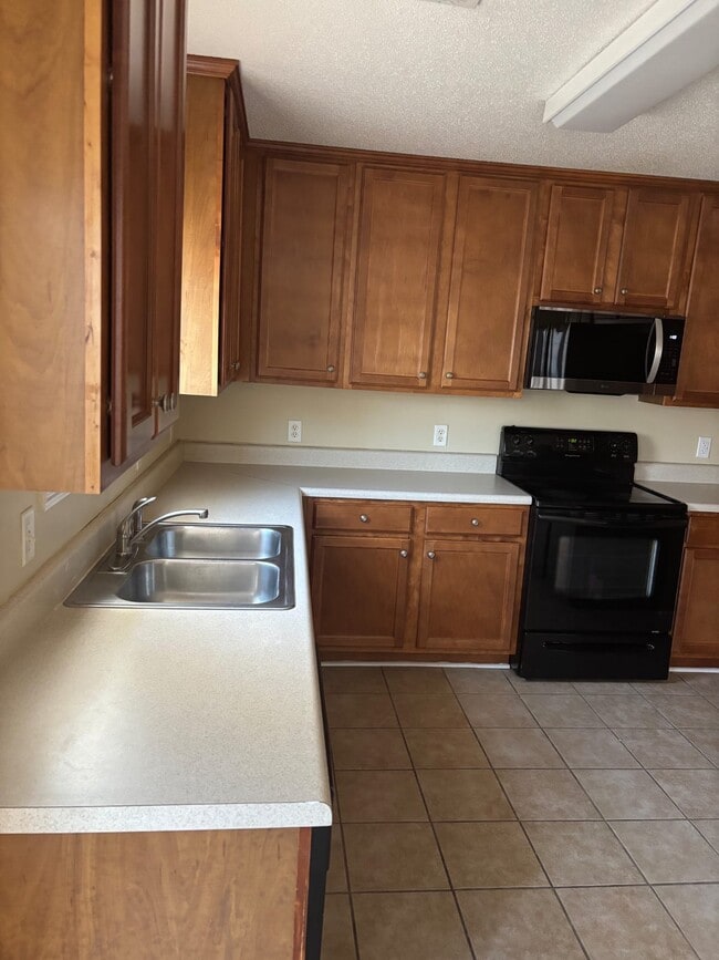 Building Photo - 121 Faybrook Dr