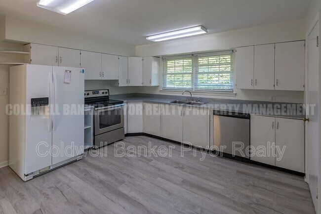 Building Photo - 1225 Panorama Dr
