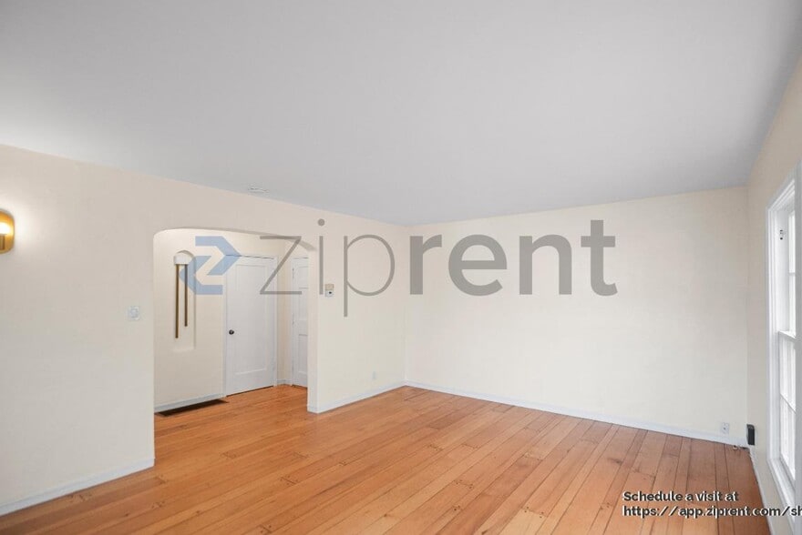 Building Photo - 2429 Ivy Dr