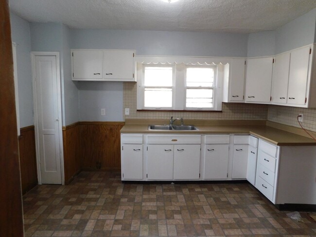 Building Photo - Beautiful 3 Bdrm Single Family Home