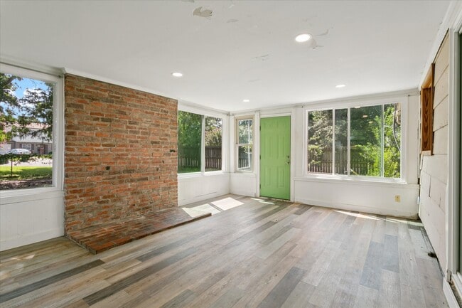 Building Photo - 700 Pelham Dr