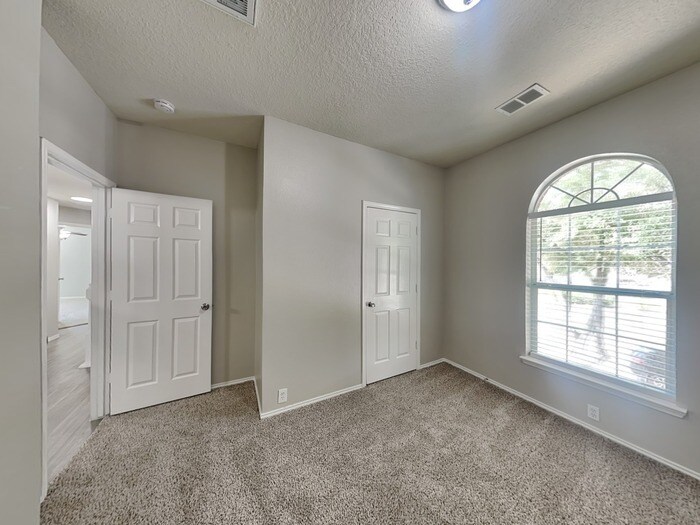 Building Photo - 18810 Woodglen Shadows Dr