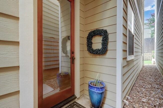 Building Photo - 4410 Dickson St