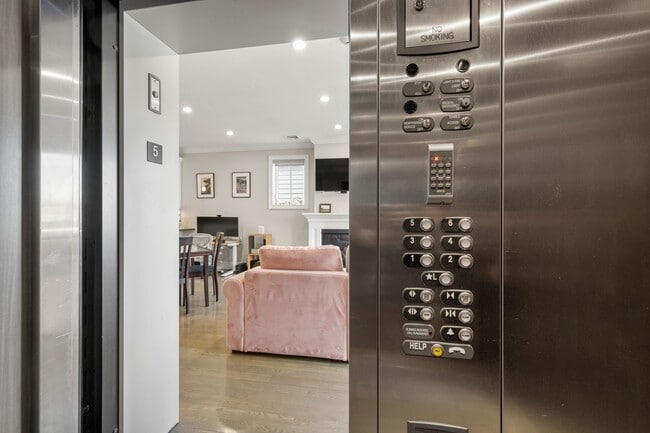 Building Photo - 205 W 8th St