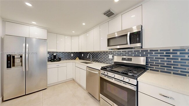 Building Photo - 3140 S Ocean Dr