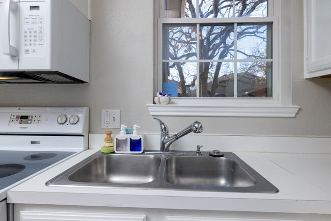 Building Photo - 2700 Ansley Ct