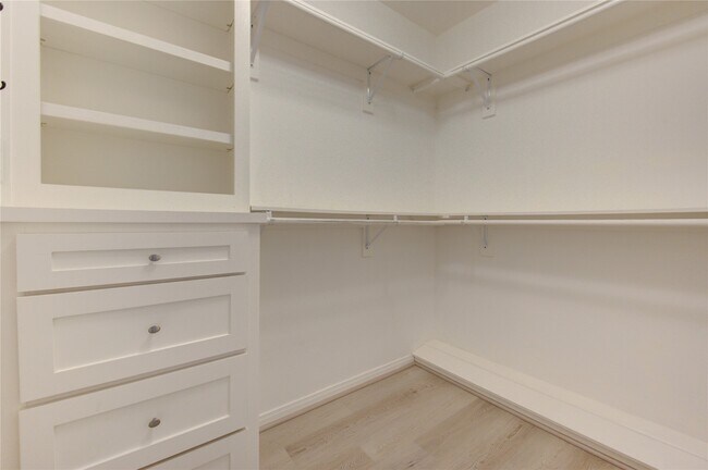 Building Photo - 714 Last Arrow Dr