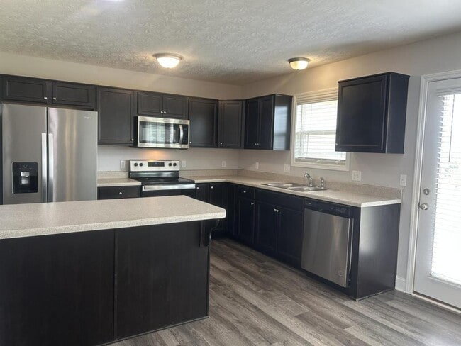 Building Photo - 482 Labrador Dr