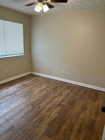 Building Photo - 923 Pine Oak Trl
