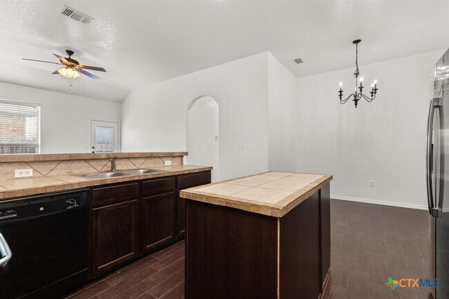 Building Photo - 586 Creekside Cir