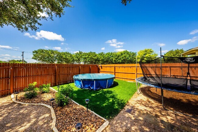 Building Photo - 2 WEEKS FREE RENT w/ 12 Month Lease!!!!!