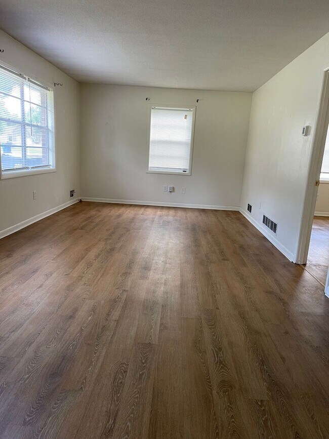 Building Photo - 1 Bedroom, 1 Bath Duplex Apartment on the Eastside