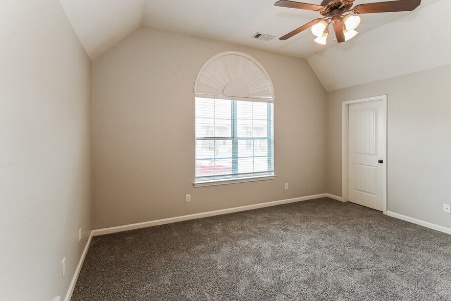 Building Photo - 10253 Evening Hill Dr