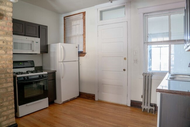 Building Photo - Lakeview / Southport Corridor - 2 Bed / 1 ...