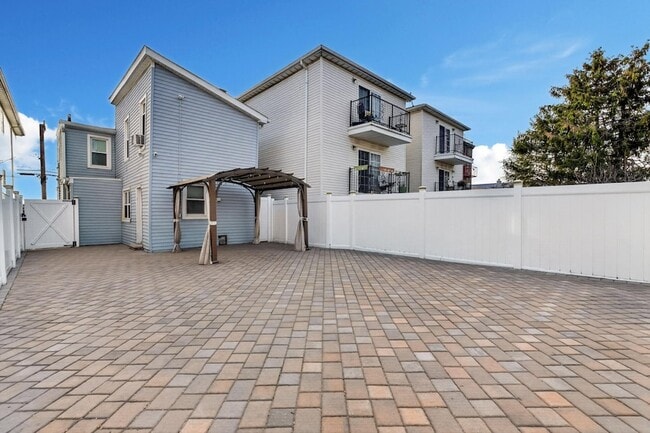 Building Photo - 104 McAdoo Ave