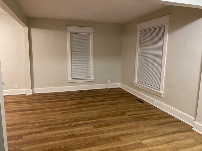 Building Photo - Yellow (417)