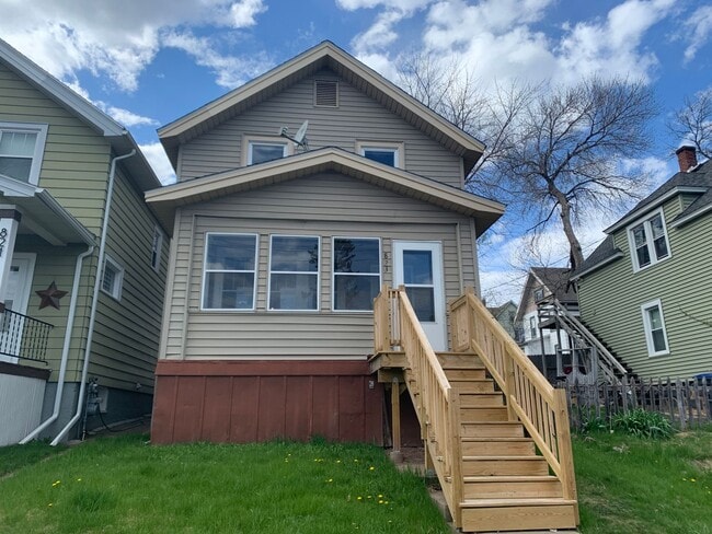 Building Photo - Duluth, MN - 3-bedroom - 2 bathroom - Sing...