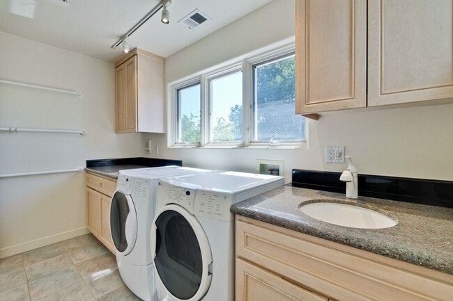 Building Photo - Large 3,767 sqft home on a 10,000 sqft lot- 2 bed located on 1st floor w/ separate entrance - Top...