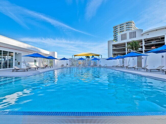 Building Photo - 15051 Royal Oaks Ln