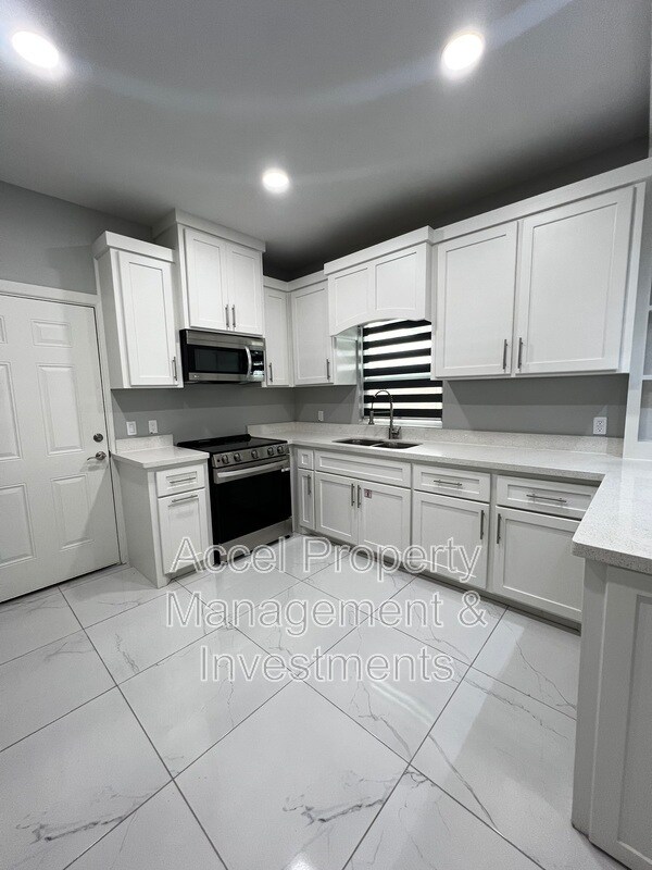 Building Photo - 1122 Country Club Dr