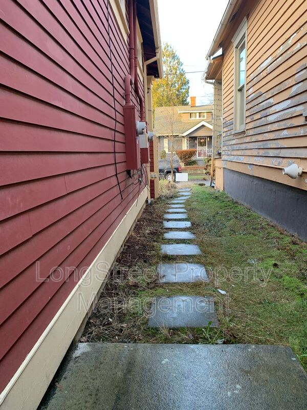 Building Photo - 532 NE Sumner St