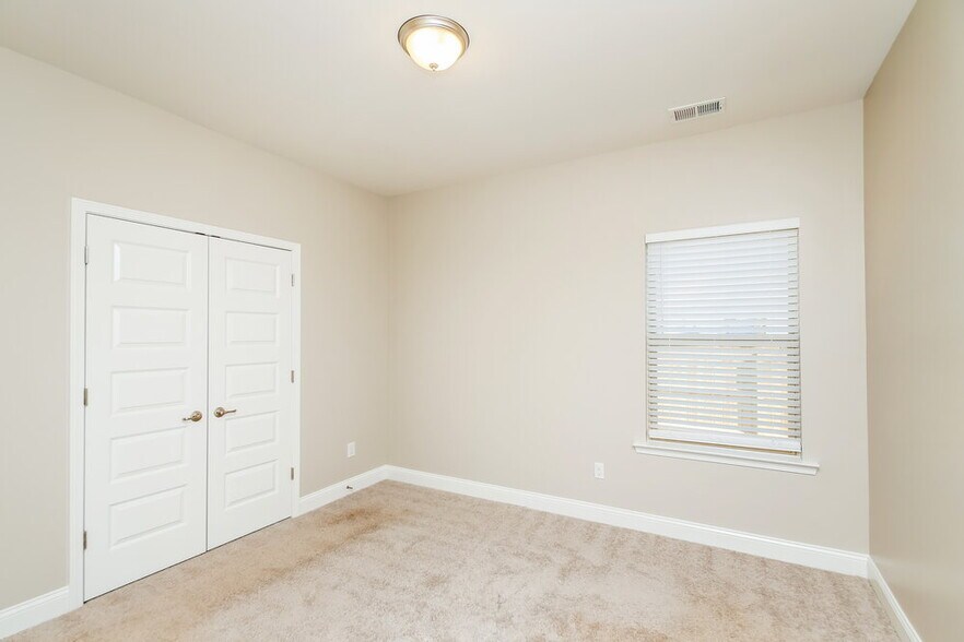 Building Photo - 250 Saddlechase Dr