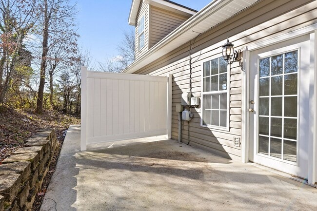 Building Photo - 3-bedroom 2-bathroom townhome now availabl...