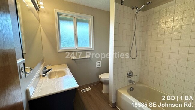 Building Photo - Updated 2 BD | 1 BA Duplex with Garage & Yard