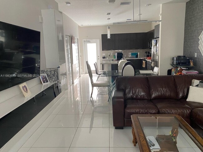 Building Photo - 4745 NW 84th Ct