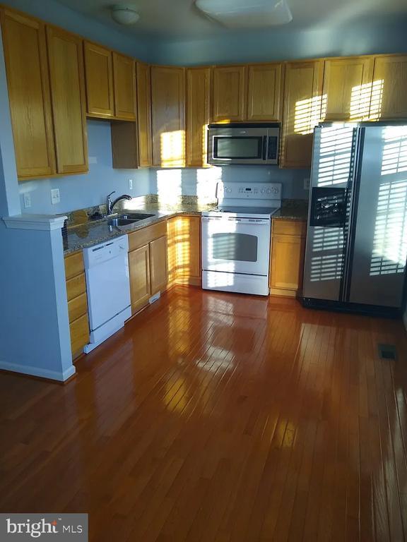 Building Photo - 9441 Birdhouse Cir