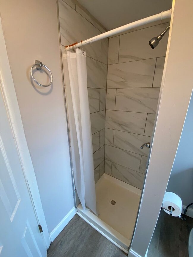 Building Photo - Renovated 3 bed townhome