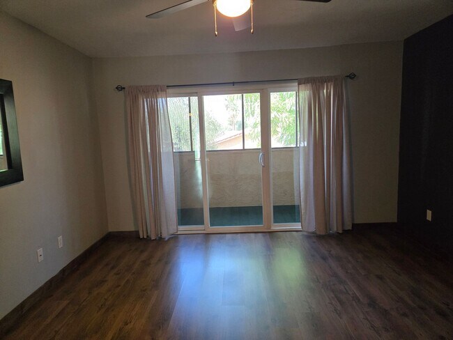 Building Photo - Beautiful two story, 3 bed, 1 full bath, 2...