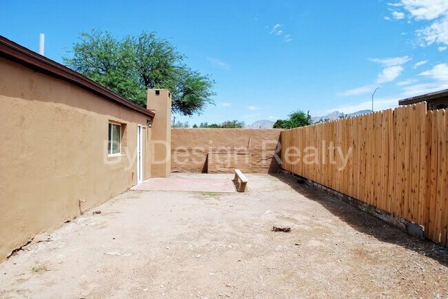 Building Photo - Recently Updated - 3 Bed 2 Bath - Large Ga...