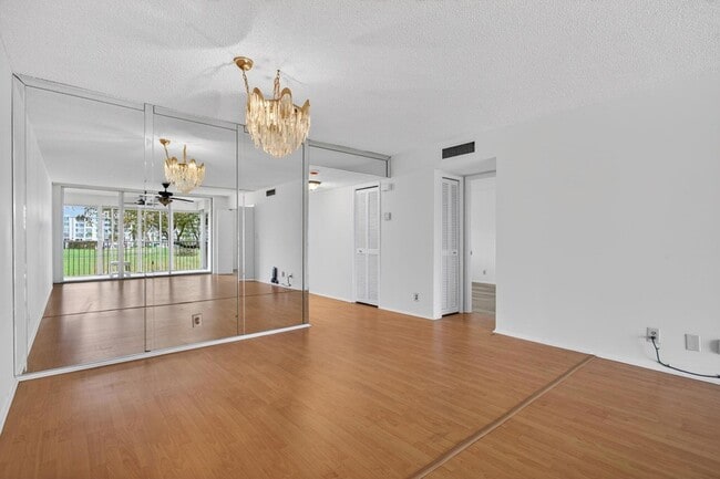 Building Photo - 2651 S Palm Aire Dr