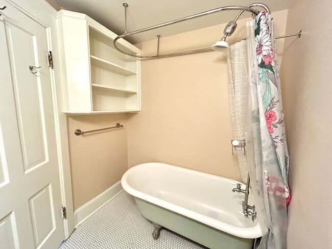 Building Photo - Charming Historic Condo in the Heart of Up...