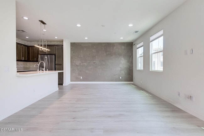 Building Photo - 597 Mustang St