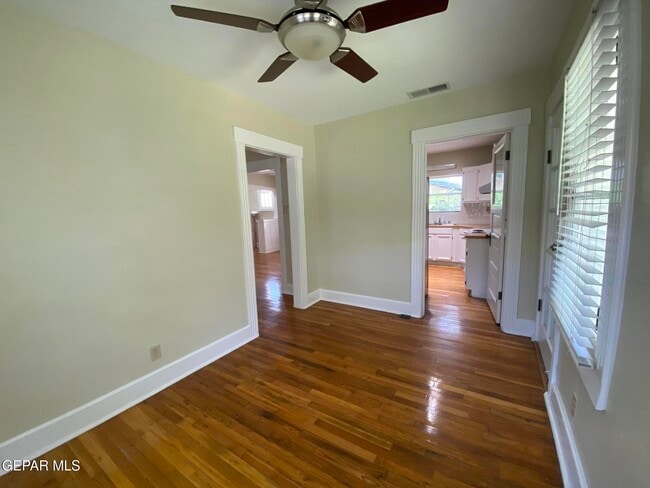 Building Photo - 405 E Robinson Ave