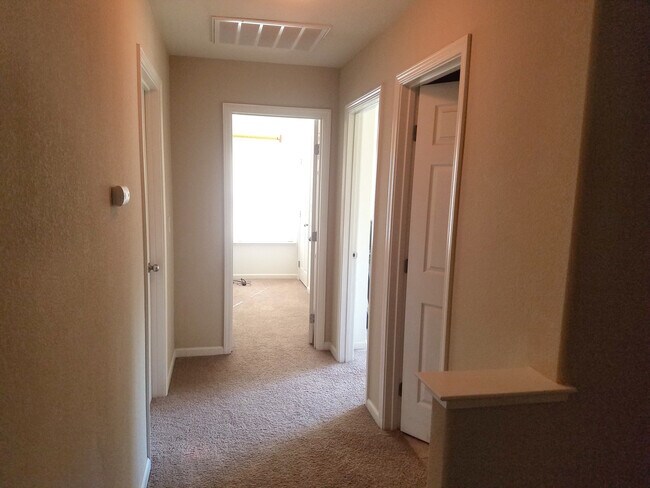 Building Photo - Rare Find in Lincoln!  Spacious 3 Bedroom 2.5 Bath Home Walking Distance to the Park