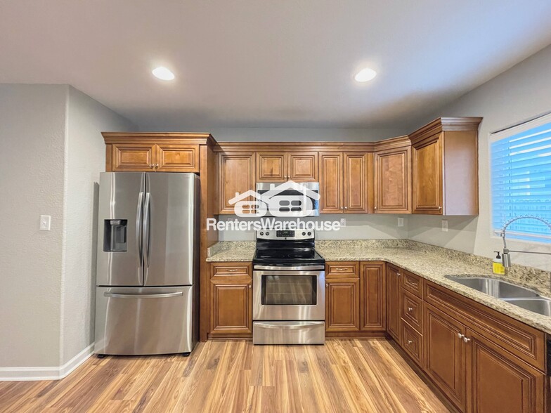 Building Photo - 3417 Peronne Ave