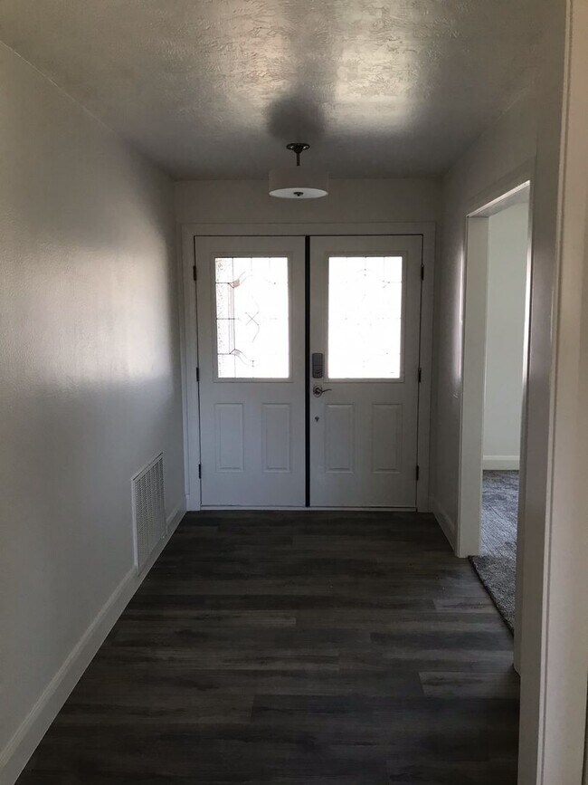 Building Photo - Beautifully remodeled 4 bedroom home with fully fenced backyard in Bloomington Hills with RV parking